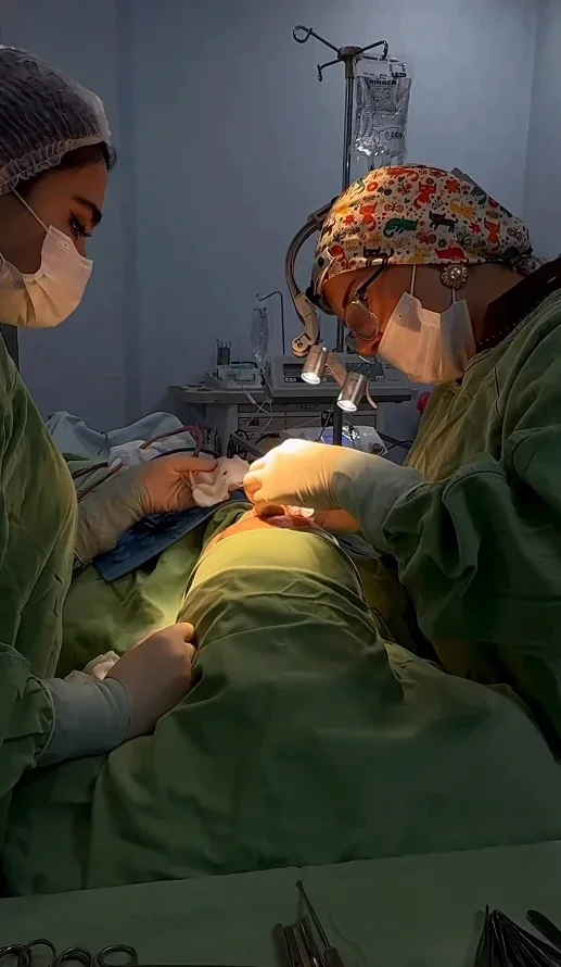 Əməliyyat otağında rinoplastika əməliyyatı